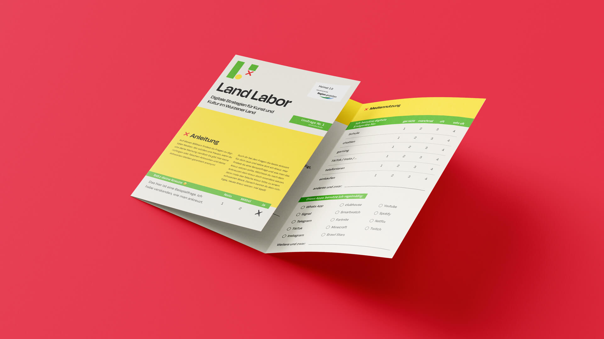 Aufgeklappter Flyer einer Umfrage im Land Labor Design