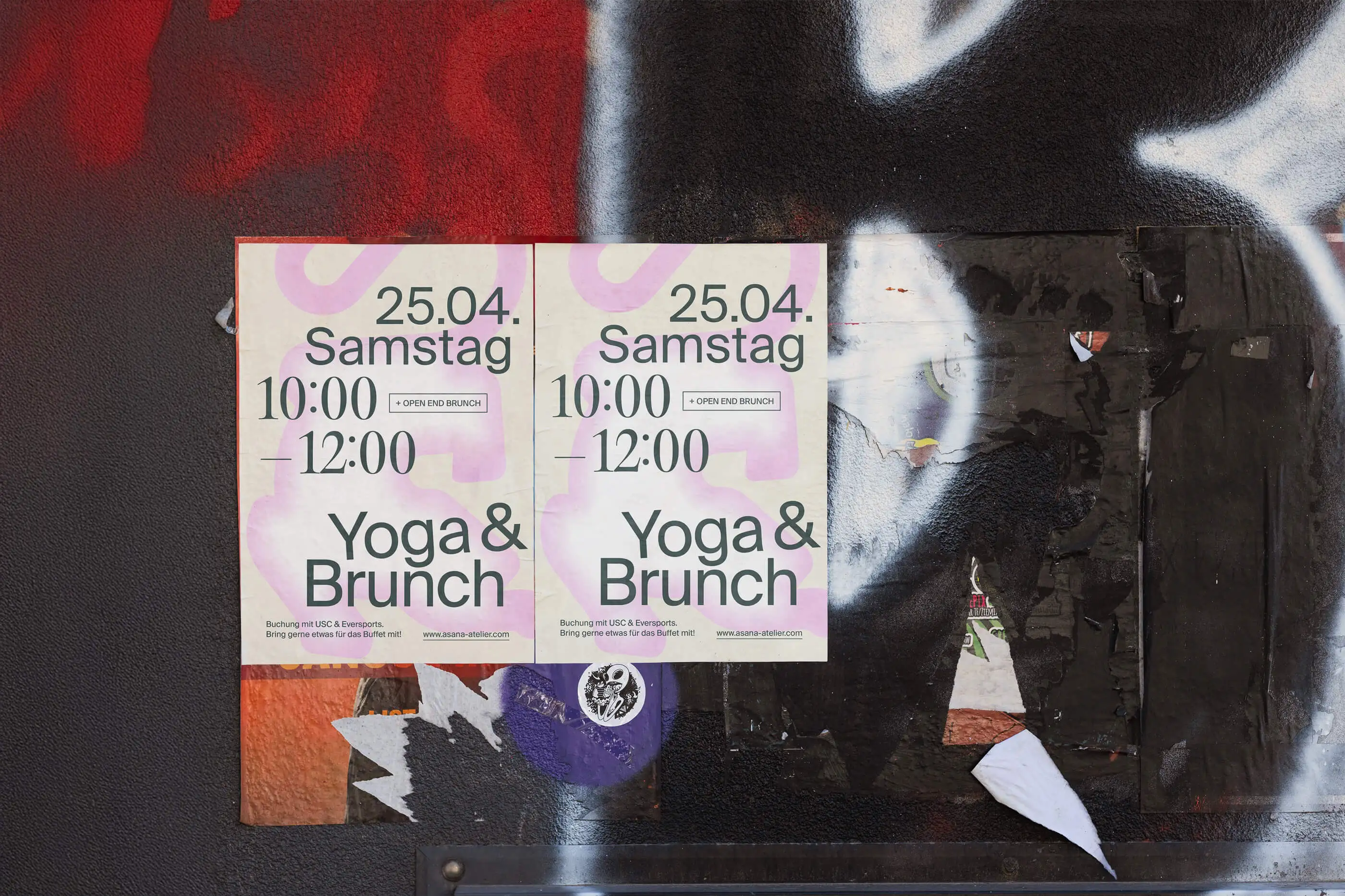 Ein Plakat für das Yoga Studio Asana Atelier an einer Häuserwand.