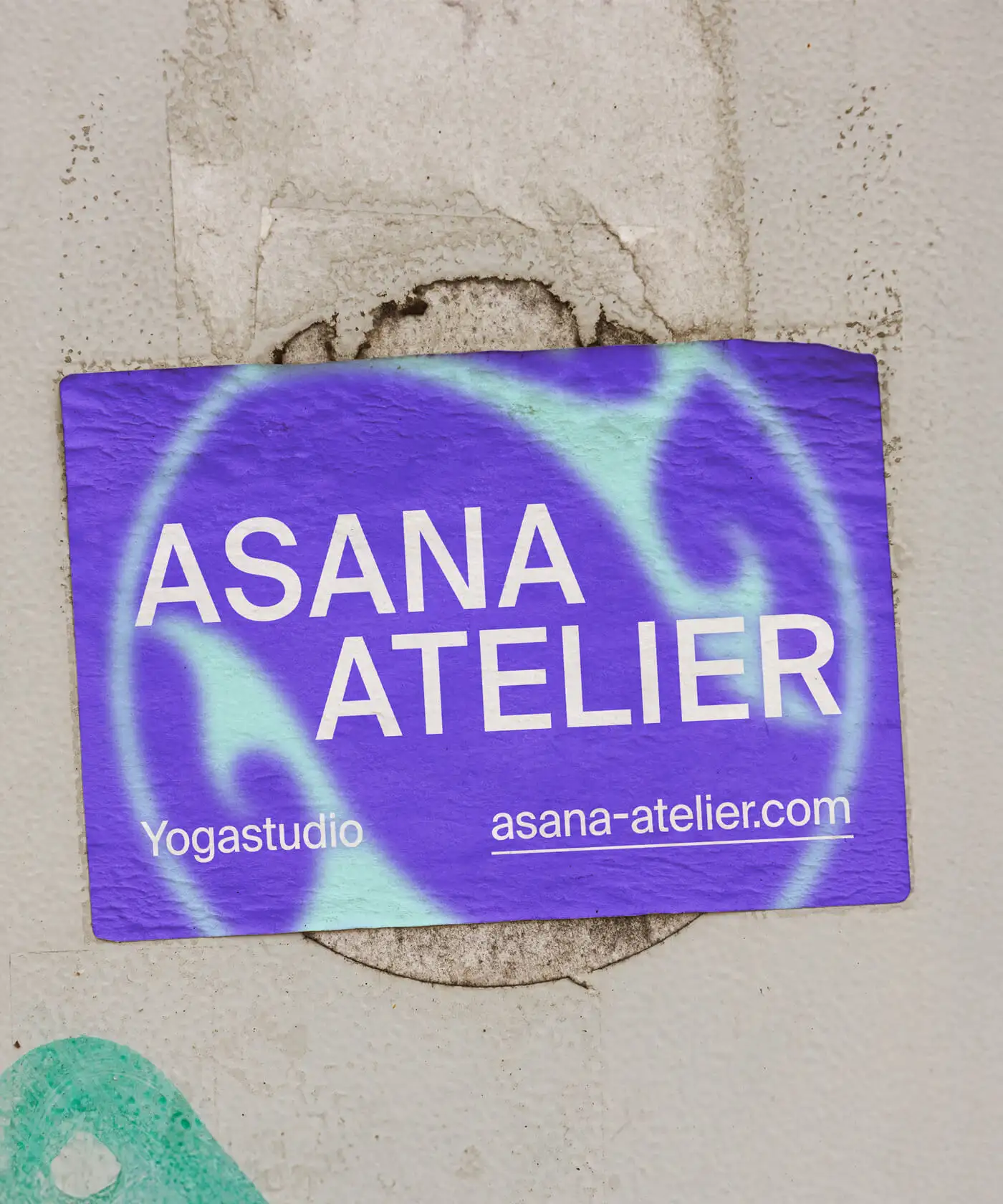Sticker für das Yogastudio Asana Atelier an einer Wand geklebt.