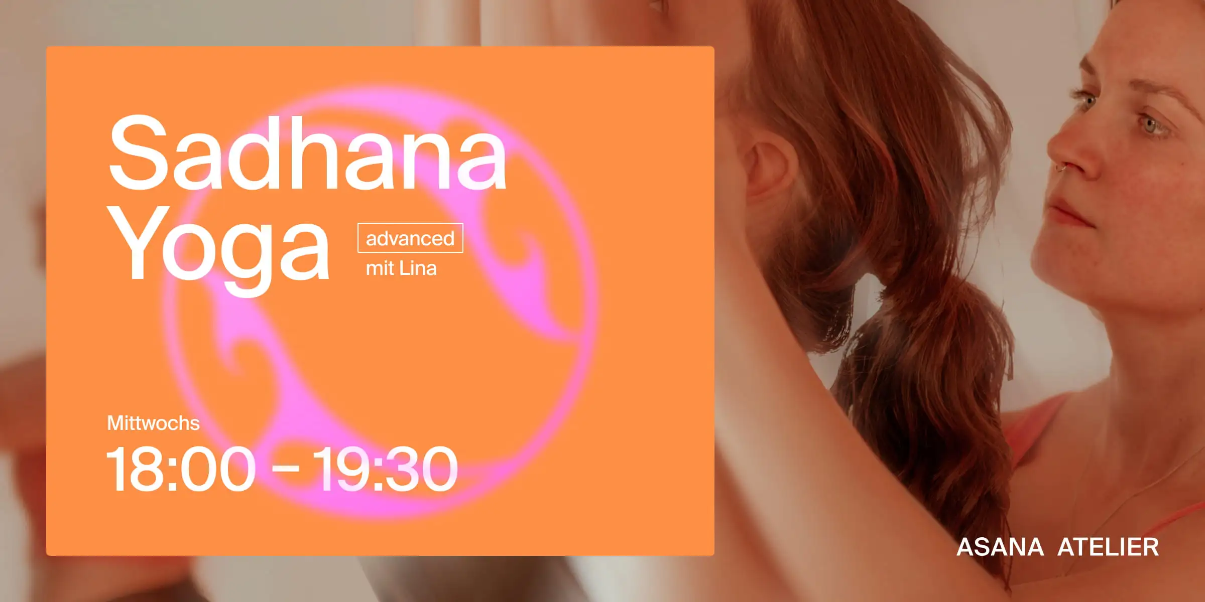 Eine Frau mit braunem, zu einem Pferdeschwanz gebundenem Haar blickt konzentriert in einen Spiegel neben einer orangefarbenen Overlay mit dem Text „Fortgeschrittene Sadhana-Yoga-Kurse mittwochs von 18:00 bis 19:30 Uhr bei Lina“.