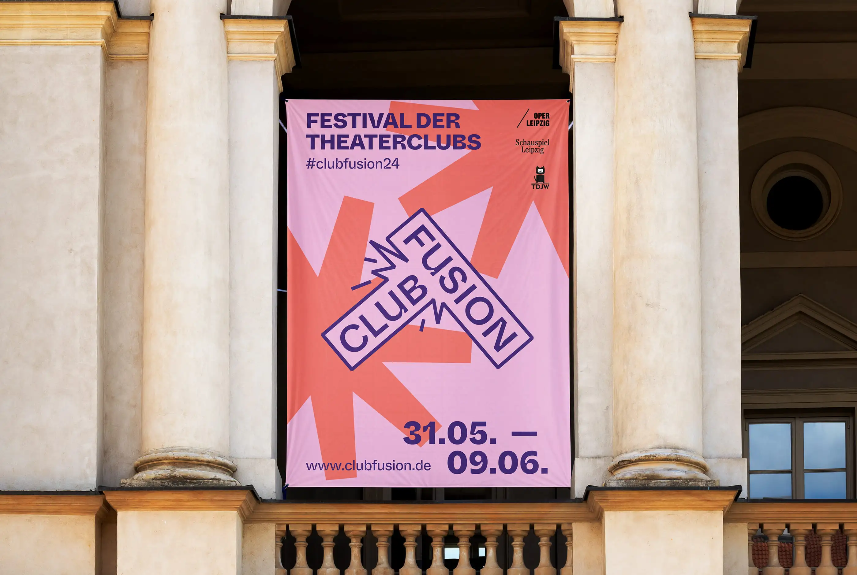 Banner für das Festival der Theaterclubs mit Club Fusion Logo, Datum 31.05. bis 09.06. und Website www.clubfusion.de hängt zwischen architektonischen Säulen.