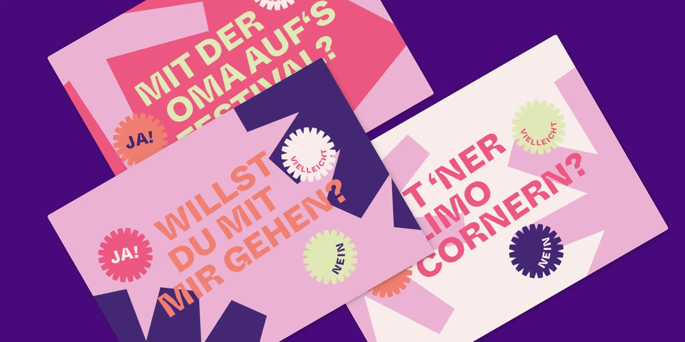 Drei übereinanderliegende Postkarten mit Ja/Nein-Fragen zur Teilnahme an einem Festival stellen, mit bunten Sternenaufklebern für Ja, Nein und Vielleicht.