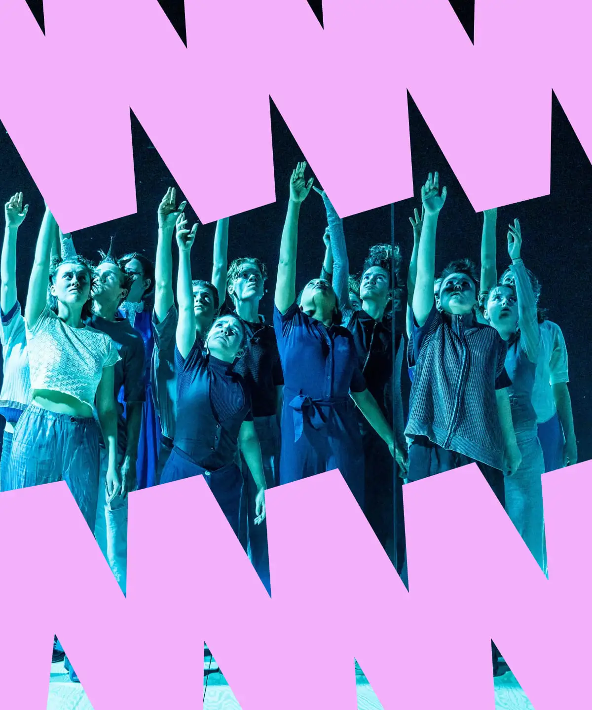 Eine Gruppe von Menschen steht dicht beieinander mit erhobenen Armen, beleuchtet von blauem Licht vor einem dunklen Hintergrund mit zickzackförmigen rosa Überlagerungen.