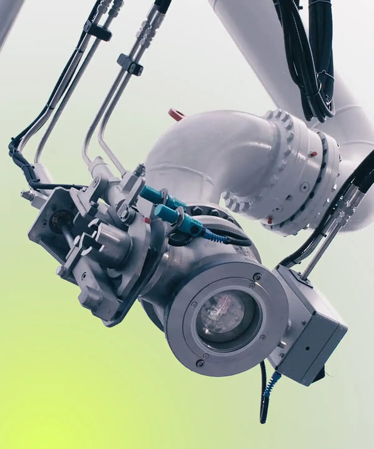 Nahaufnahme einer industriellen mechanischen Baugruppe mit Rohren und Kabeln.