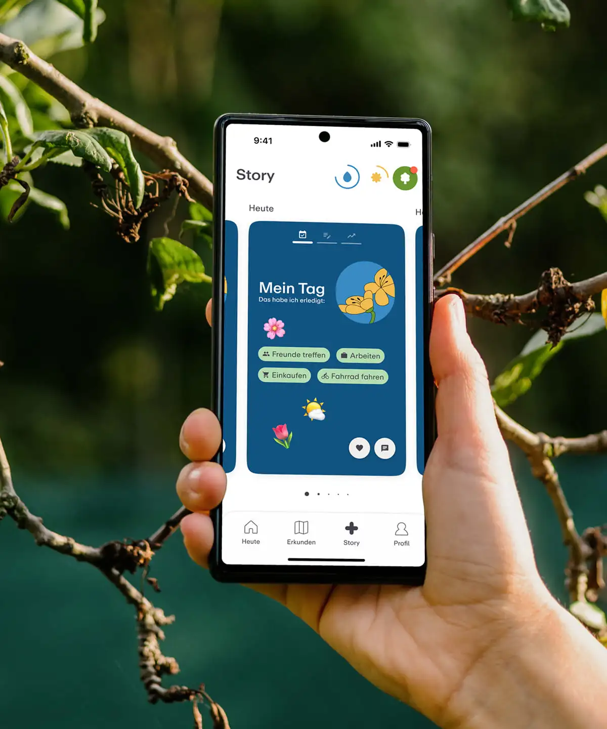 Eine Hand hält ein Smartphone, auf dem die Mindgarden App zu sehen ist.